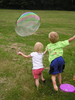 As crianças perseguir uma bolha em um famil