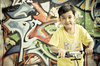 um menino com fundo dos grafittis