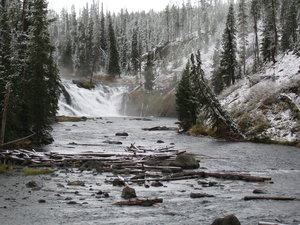 Rio do inverno em Yellowstone Pa