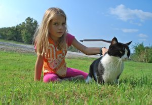 Menina com gato ao ar livre
