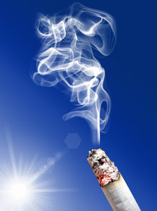 tabagismo e movendo cigarro: 